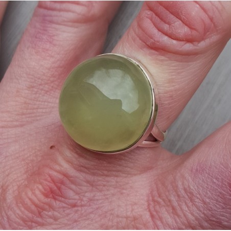 Zilveren ring gezet met ronde cabochon Prehniet 18.5 mm