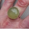 Zilveren ring gezet met ronde cabochon Prehniet 18.5 mm