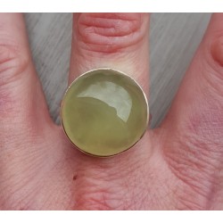 Zilveren ring gezet met ronde cabochon Prehniet 18.5 mm