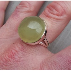 Zilveren ring gezet met ronde cabochon Prehniet 18.5 mm