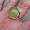 Zilveren ring gezet met ronde cabochon Prehniet 18.5 mm