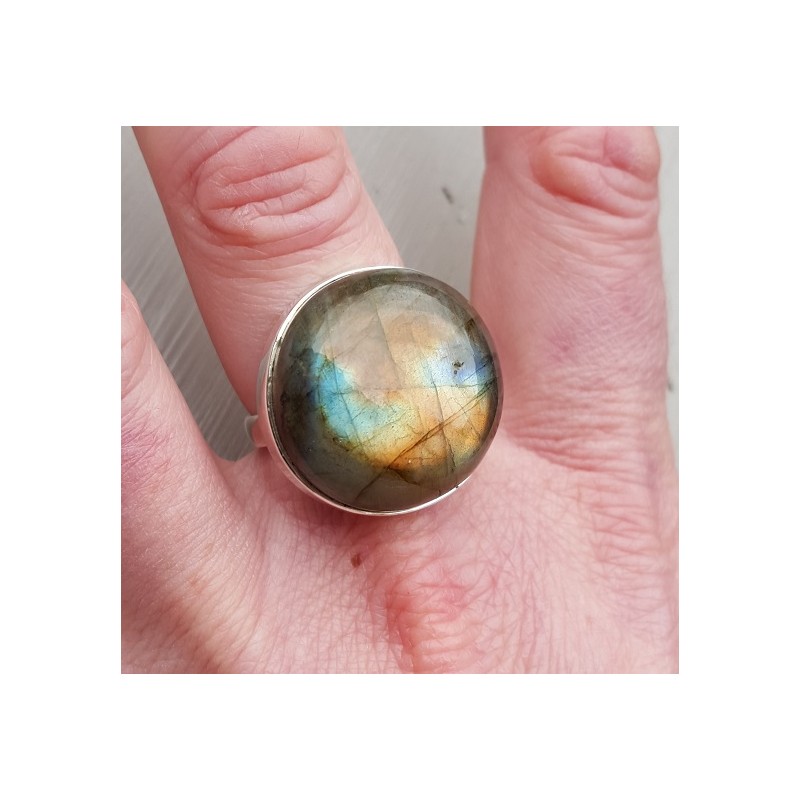 Zilveren ring gezet met ronde cabochon Labradoriet 17.7 mm