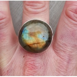 Zilveren ring gezet met ronde cabochon Labradoriet 17.7 mm