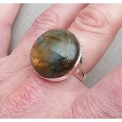 Zilveren ring gezet met ronde cabochon Labradoriet 17.7 mm