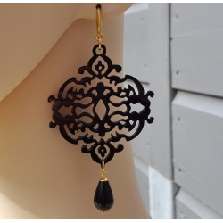 Oorbellen met Onyx briolet en zwart uitgesneden Buffelhoorn