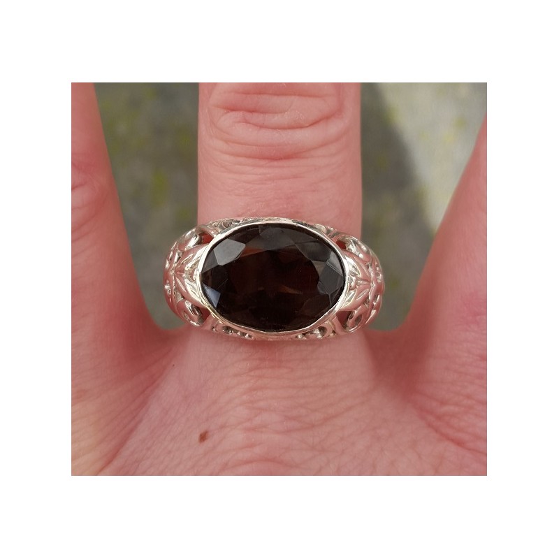 Zilveren ring gezet met dwarsliggende ovale Smokey Topaas 19 mm