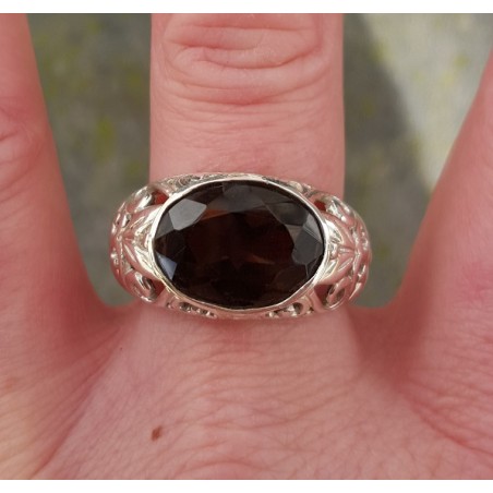 Zilveren ring gezet met dwarsliggende ovale Smokey Topaas 19 mm