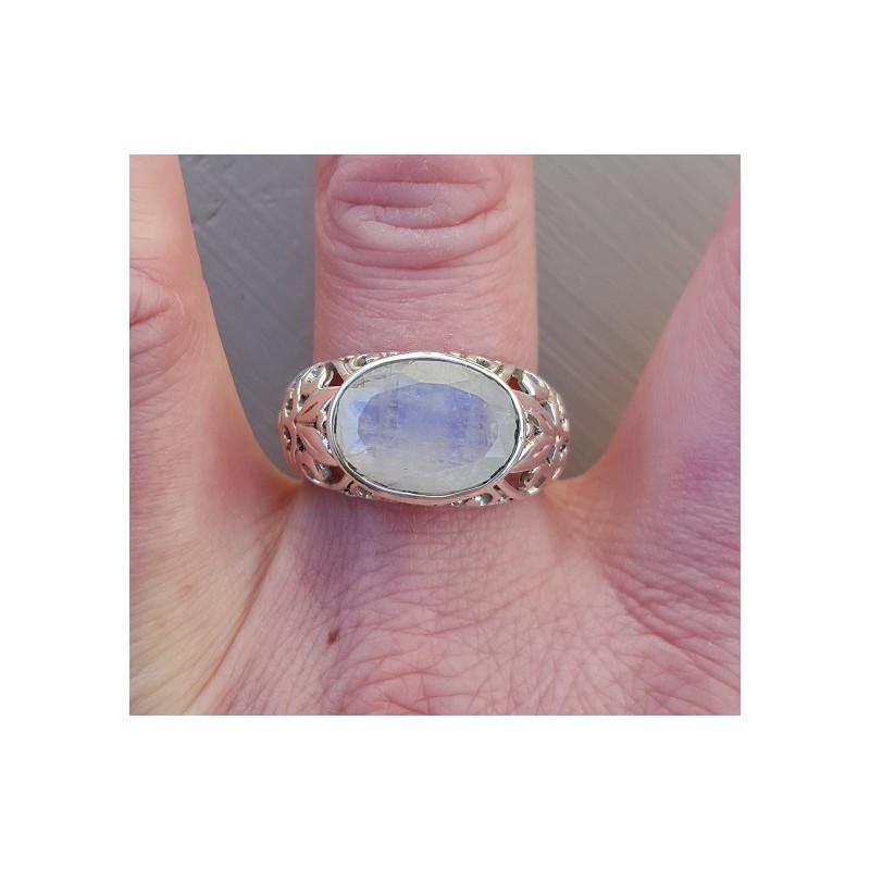 Zilveren ring met dwarsliggende ovale facet Maansteen 19 mm