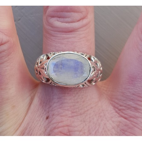 Zilveren ring met dwarsliggende ovale facet Maansteen 19 mm