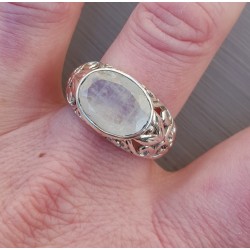 Zilveren ring met dwarsliggende ovale facet Maansteen 19 mm