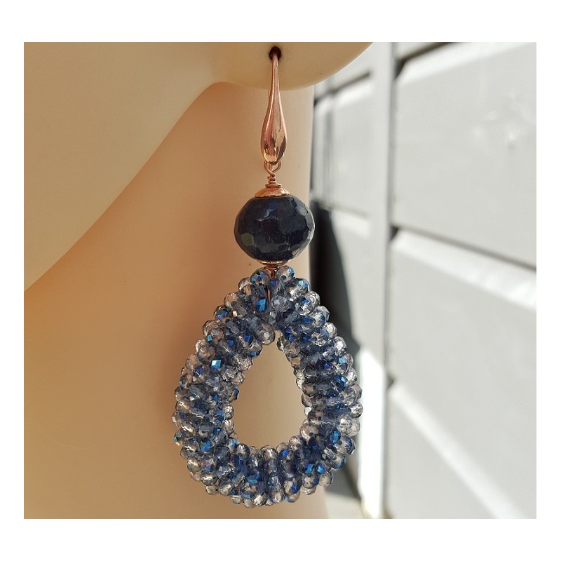 Oorbellen met open druppel van blauwe kristallen en Jade