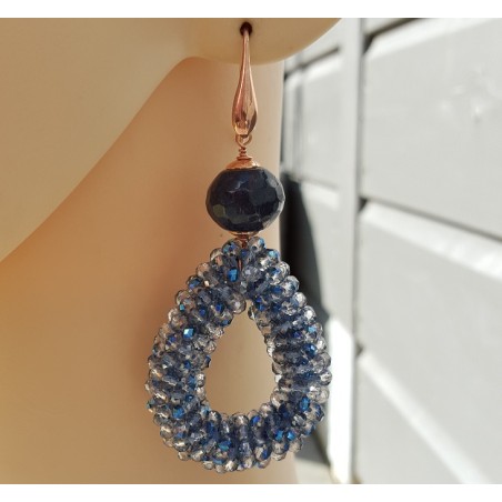 Oorbellen met open druppel van blauwe kristallen en Jade