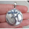 Zilveren hanger met Parelmoer en OM teken
