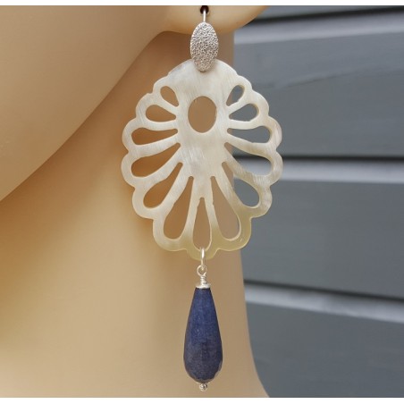 Zilveren oorbellen met Buffelhoorn en blauwe Jade briolet