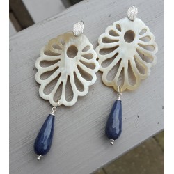 Zilveren oorbellen met Buffelhoorn en blauwe Jade briolet