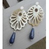 Zilveren oorbellen met Buffelhoorn en blauwe Jade briolet