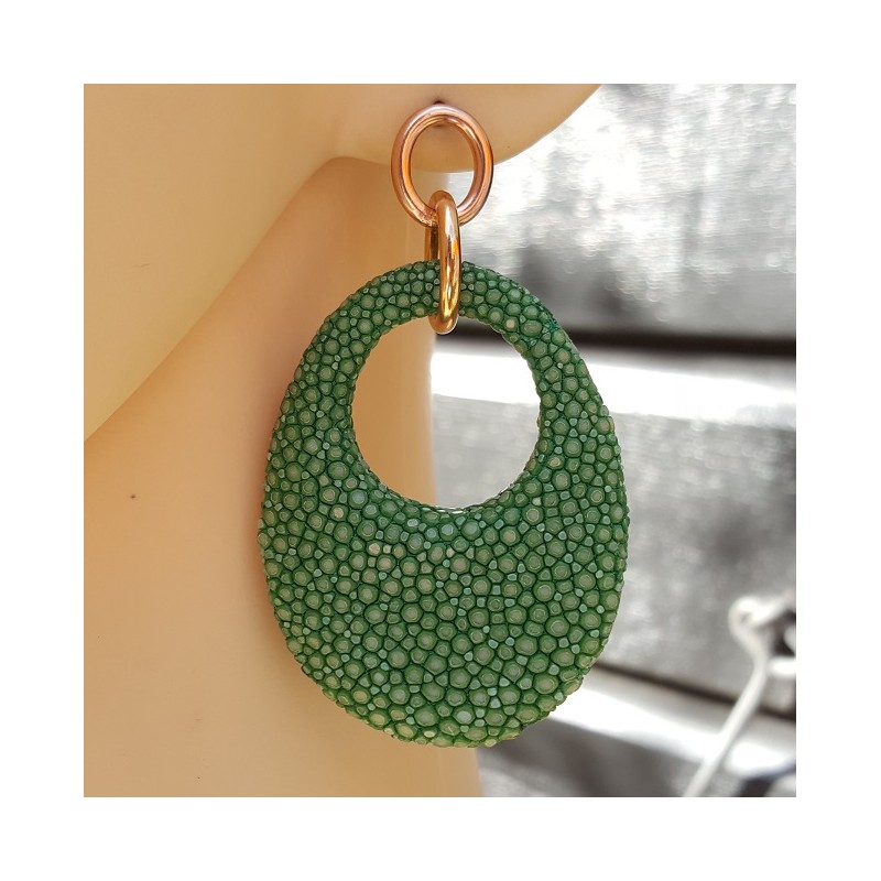 Oorbellen met ovale hanger van licht groen Roggenleer