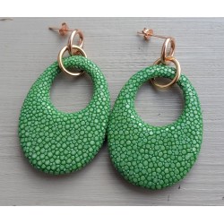 Oorbellen met ovale hanger van licht groen Roggenleer