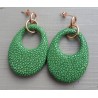Oorbellen met ovale hanger van licht groen Roggenleer