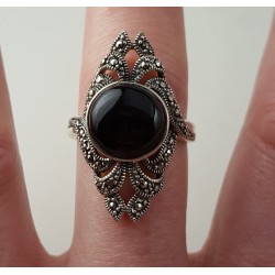 Zilveren ring gezet met ronde cabochon Onyx en Markasiet 18.5 mm