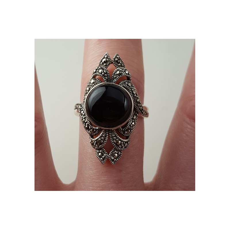 Zilveren ring gezet met ronde cabochon Onyx en Markasiet 18.5 mm