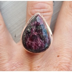 Zilveren ring gezet met druppelvormige Eudialiet 17 mm