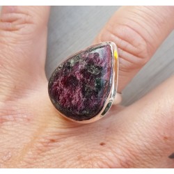 Zilveren ring gezet met druppelvormige Eudialiet 17 mm