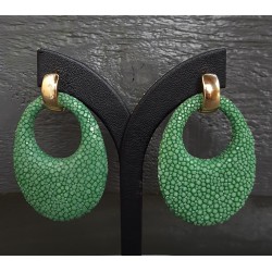 Vergulde creolen met ovale hanger van groen Roggenleer