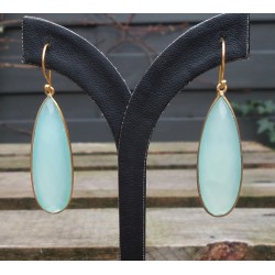 Vergulde oorbellen gezet met smalle aqua Chalcedoon brioelet