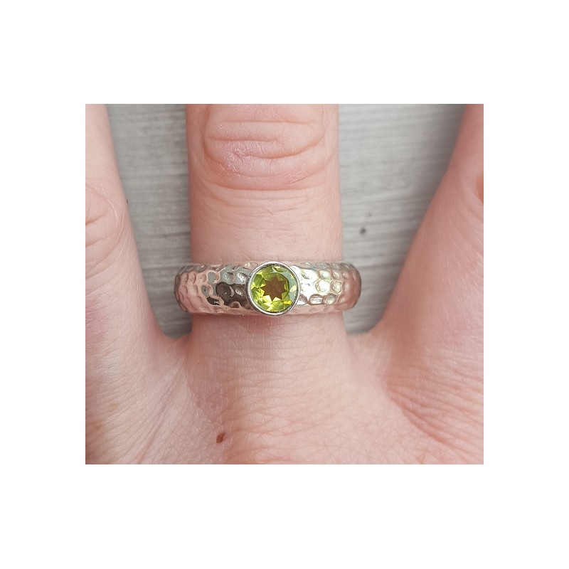 Zilveren ring gezet met ronde facet Peridot 19 mm
