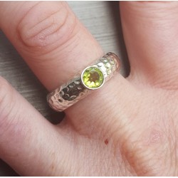 Zilveren ring gezet met ronde facet Peridot 19 mm