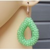 Oorbellen met open druppel van appeltjes groene kristallen