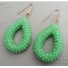 Oorbellen met open druppel van appeltjes groene kristallen