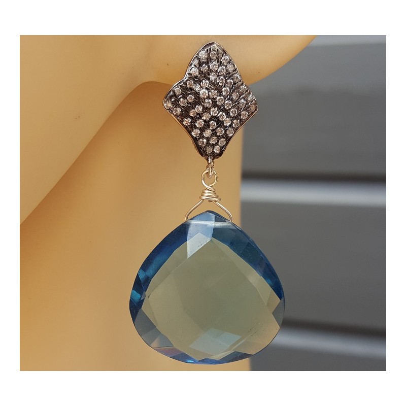Zilveren oorbellen met blauwe Topaas quartz briolet en Zirkonia