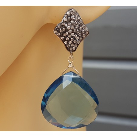 Zilveren oorbellen met blauwe Topaas quartz briolet en Zirkonia