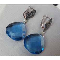 Zilveren oorbellen met blauwe Topaas quartz briolet en Zirkonia