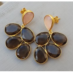 Vergulde oorbellen met roze Chalcedoon en Smokey Topaas