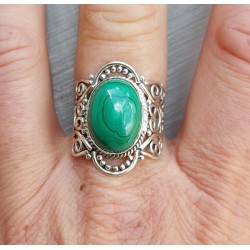 Zilveren ring gezet met Malachiet en bewerkte kop 18 mm