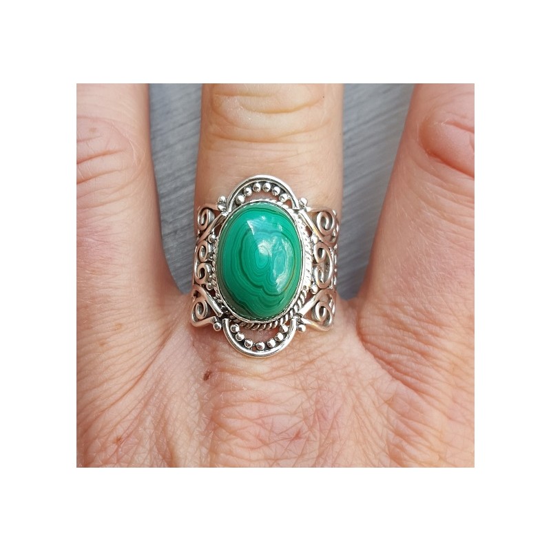 Zilveren ring gezet met Malachiet en bewerkte kop 18 mm