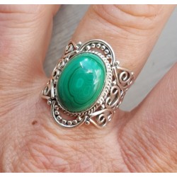 Zilveren ring gezet met Malachiet en bewerkte kop 18 mm