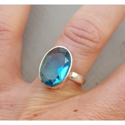 Zilveren ring gezet met ovale blauw Topaas 17 mm