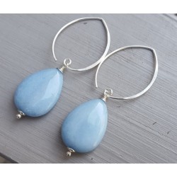 Oorbellen met gladde licht blauwe Jade