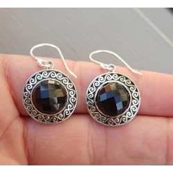 Zilveren oorbellen met ronde facet Onyx