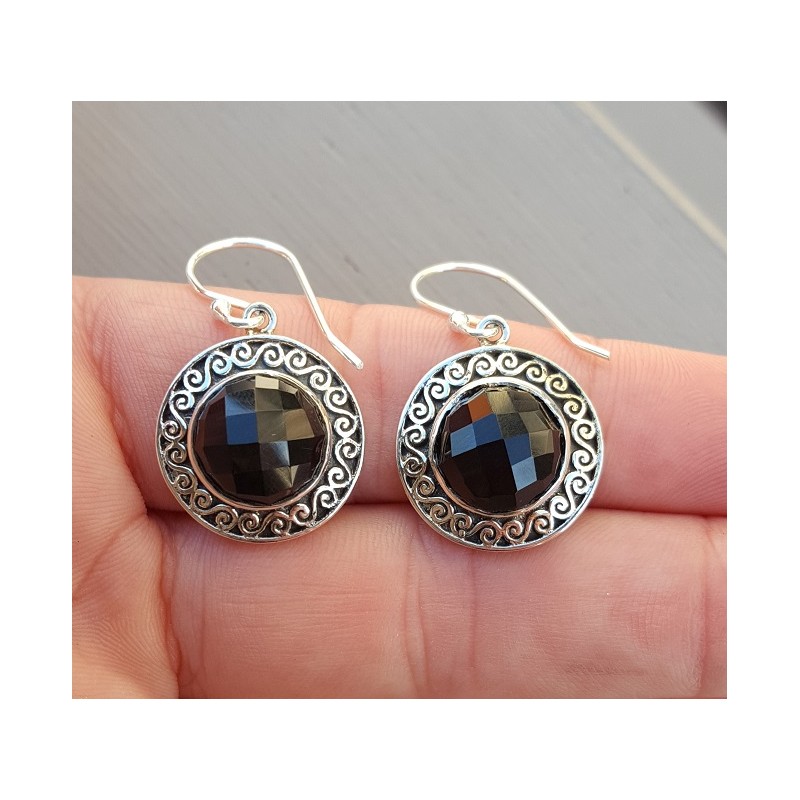 Zilveren oorbellen met ronde facet Onyx