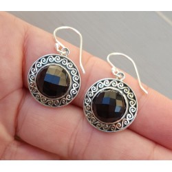 Zilveren oorbellen met ronde facet Onyx
