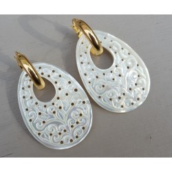 Creolen met ovale filligree /uitgesneden hanger van Parelmoer