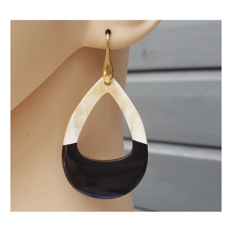 Oorbellen met open druppel van Buffelhoorn half zwart half blank