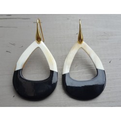 Oorbellen met open druppel van Buffelhoorn half zwart half blank