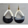 Oorbellen met open druppel van Buffelhoorn half zwart half blank