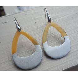Oorbellen open druppel van Buffelhoorn half zilver half blank